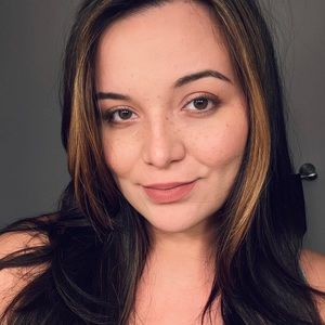 Meet your Posher, Alicia